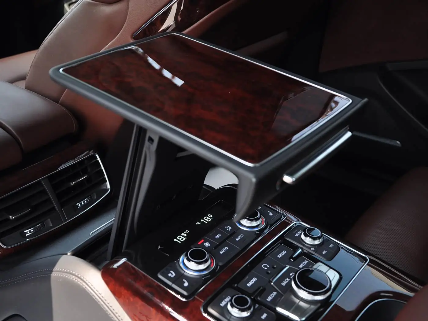 Audi A8 2011 — Photo 13/18