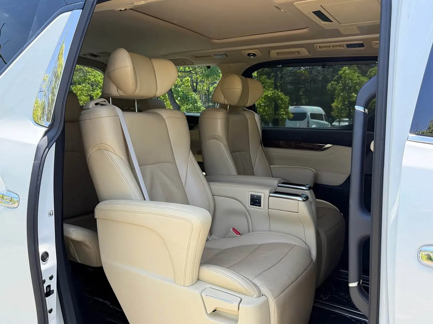 Toyota Alphard 2023 — Photo 15/20