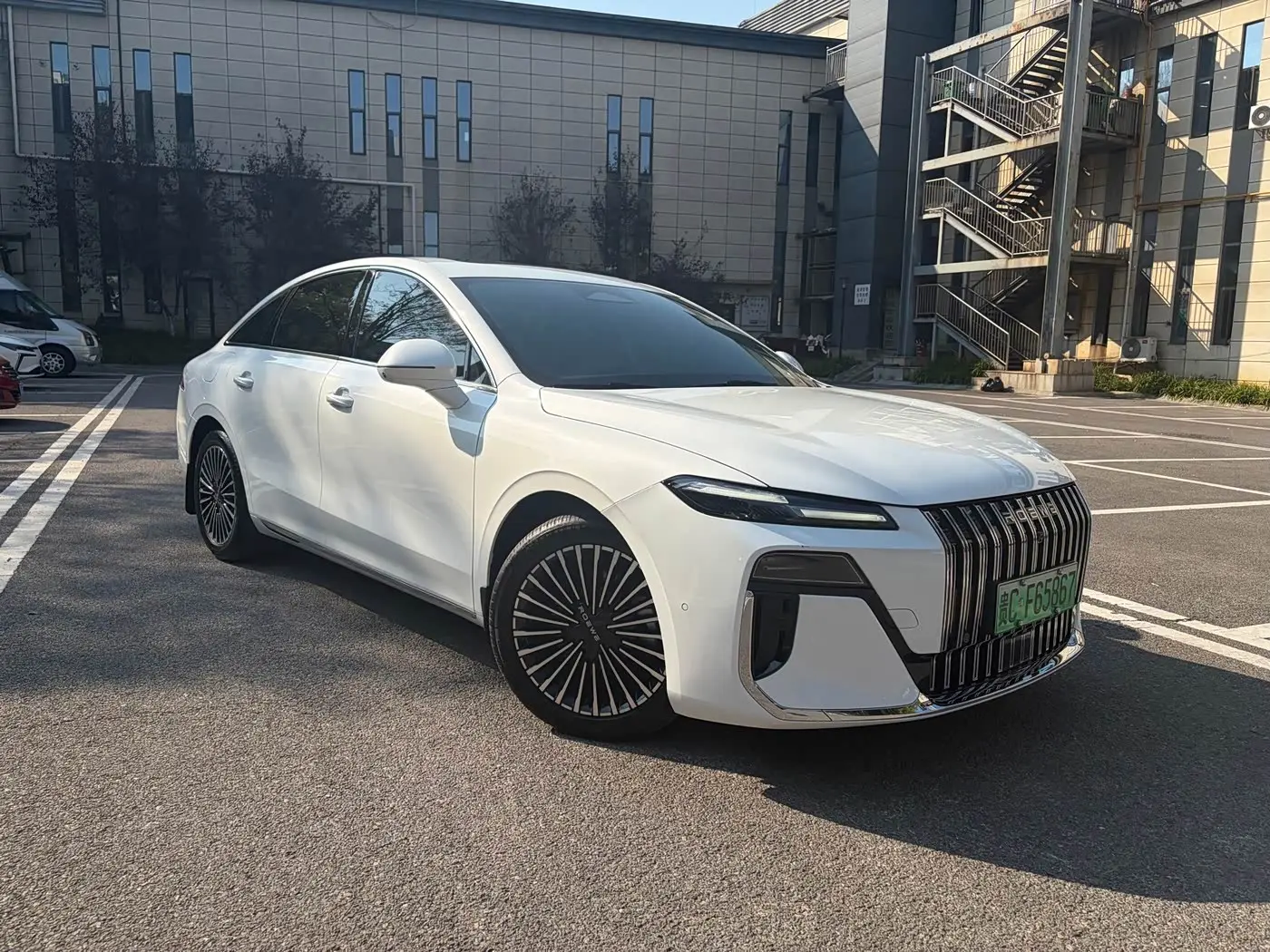 Roewe M7 DMH 2025 — Фото 3/16