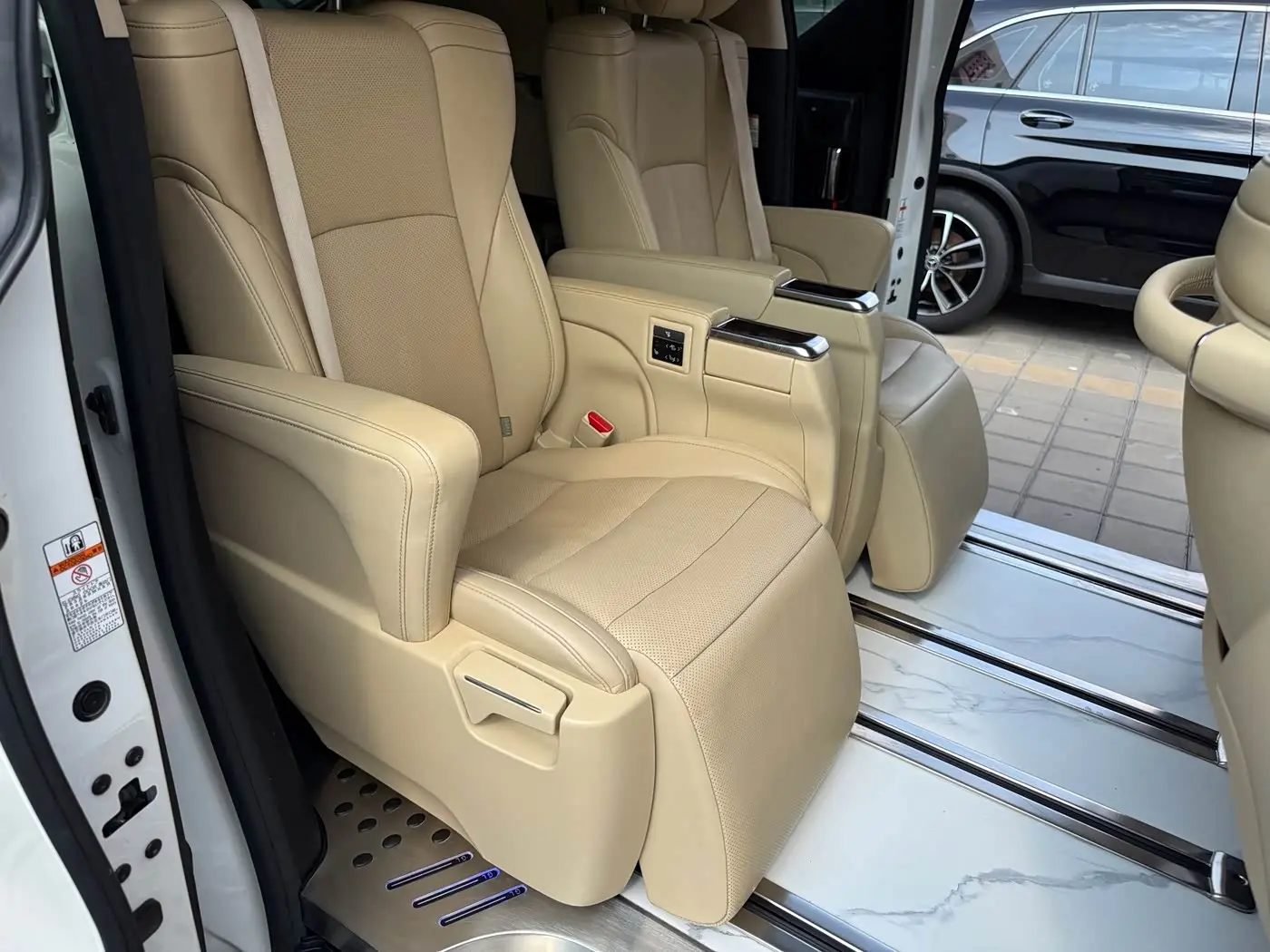 Toyota Alphard 2021 — Photo 15/17