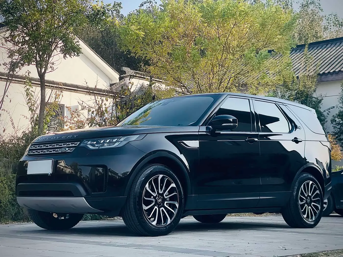 Land Rover Discovery 2018 — Фото 1/20