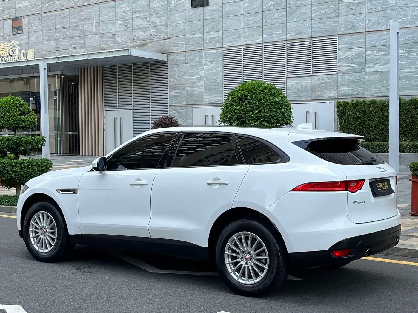 Jaguar F-PACE 2018 — Фото 4/20