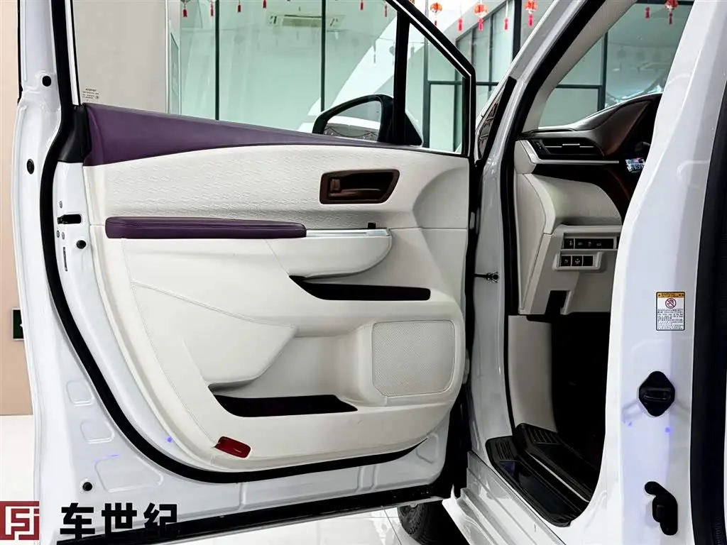 Toyota Sienna 2025 — Photo 2/11