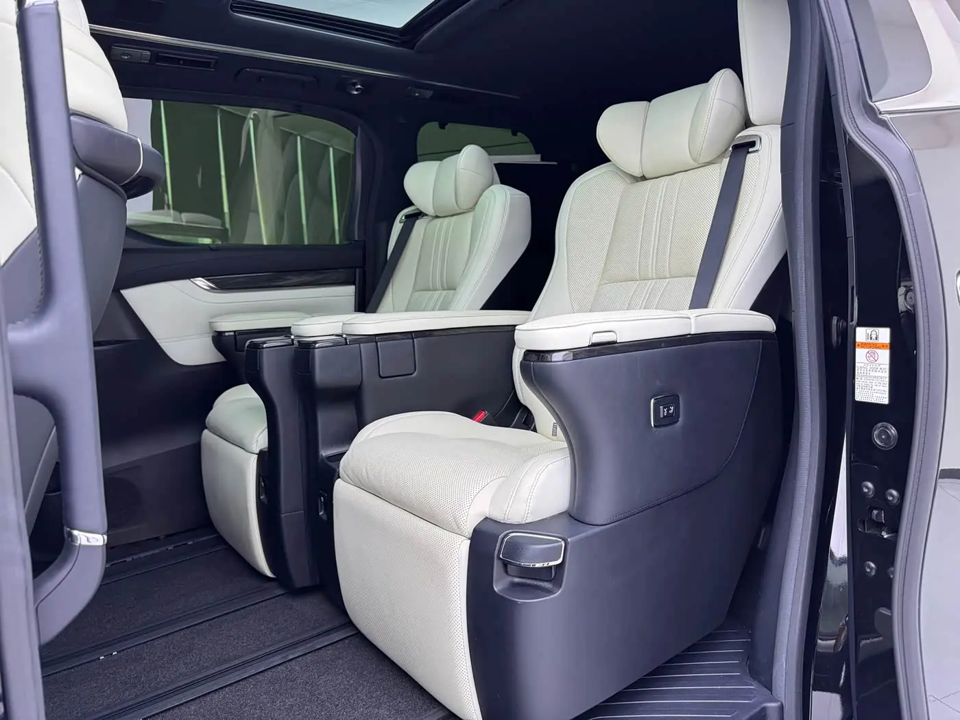 Lexus LM 2021 — Photo 5/14