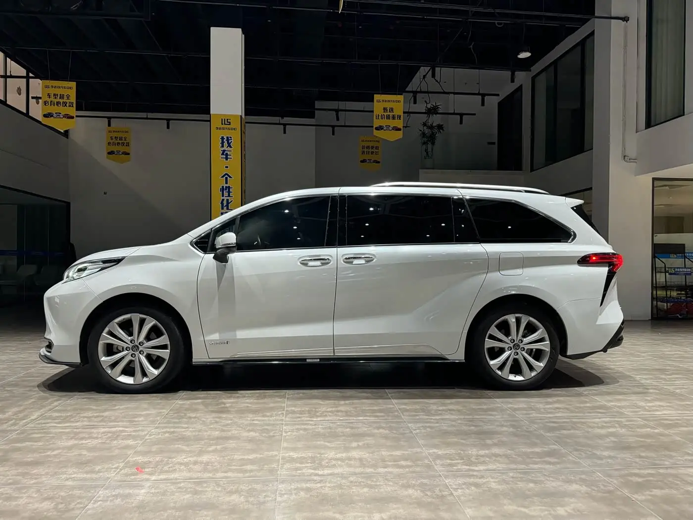 Toyota Sienna 2024 — Photo 3/9