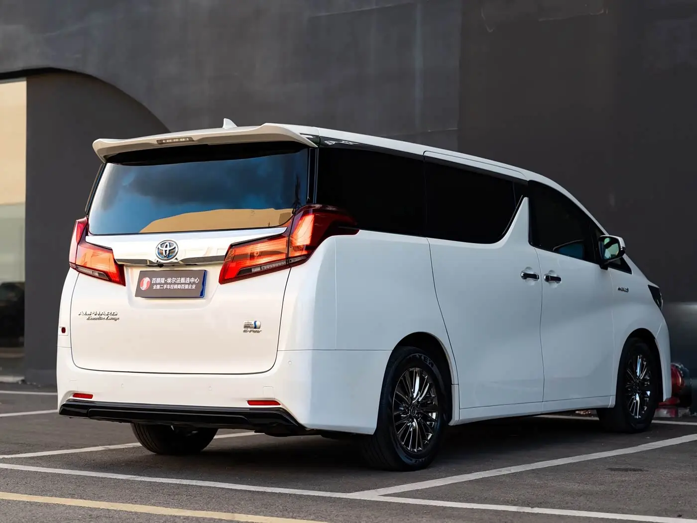 Toyota Alphard 2021 — Photo 16/16