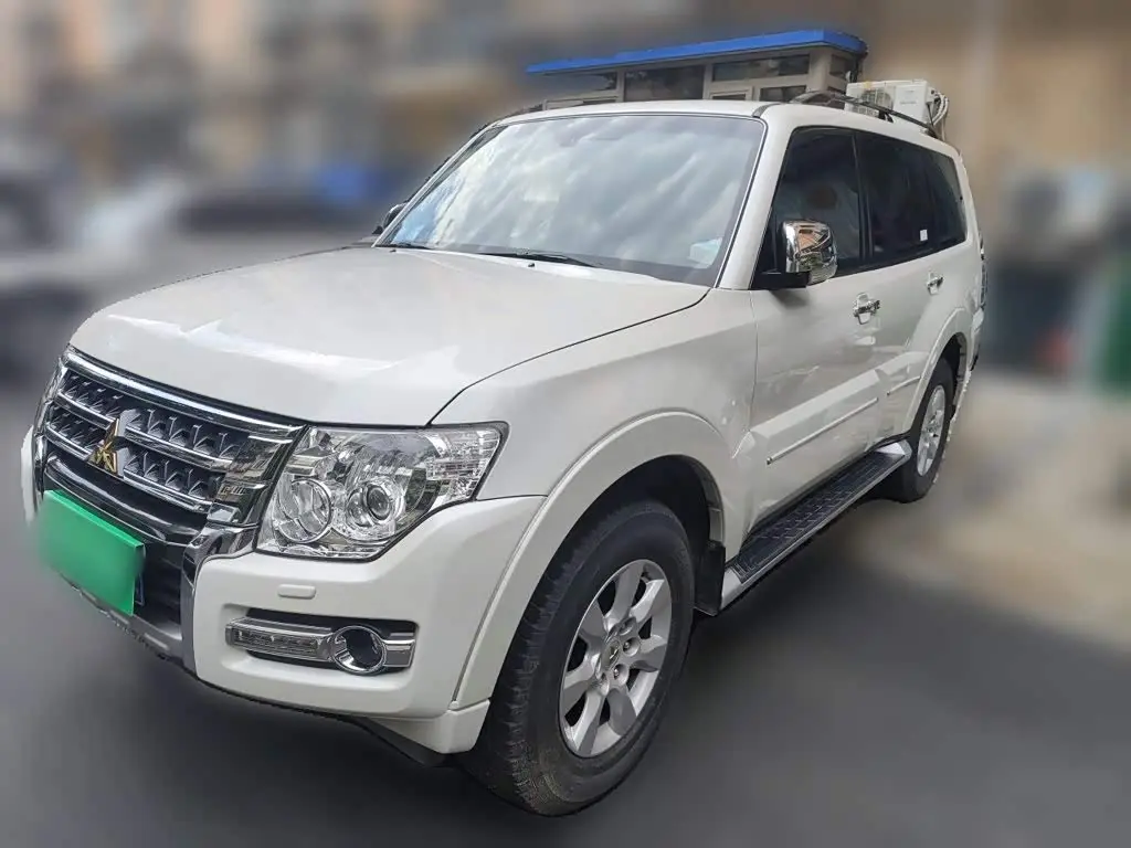 Mitsubishi Pajero 2017 — Photo 1/20