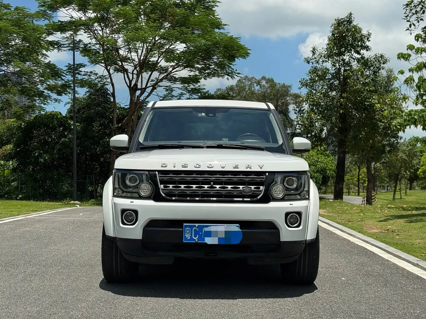 Land Rover Discovery 2014 — Photo 2/9