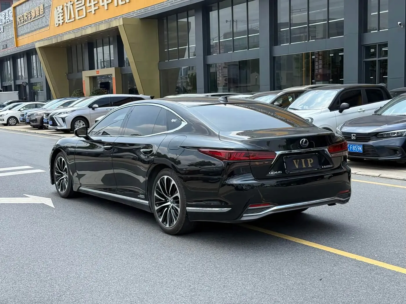 Lexus LS 2021 — Photo 9/11