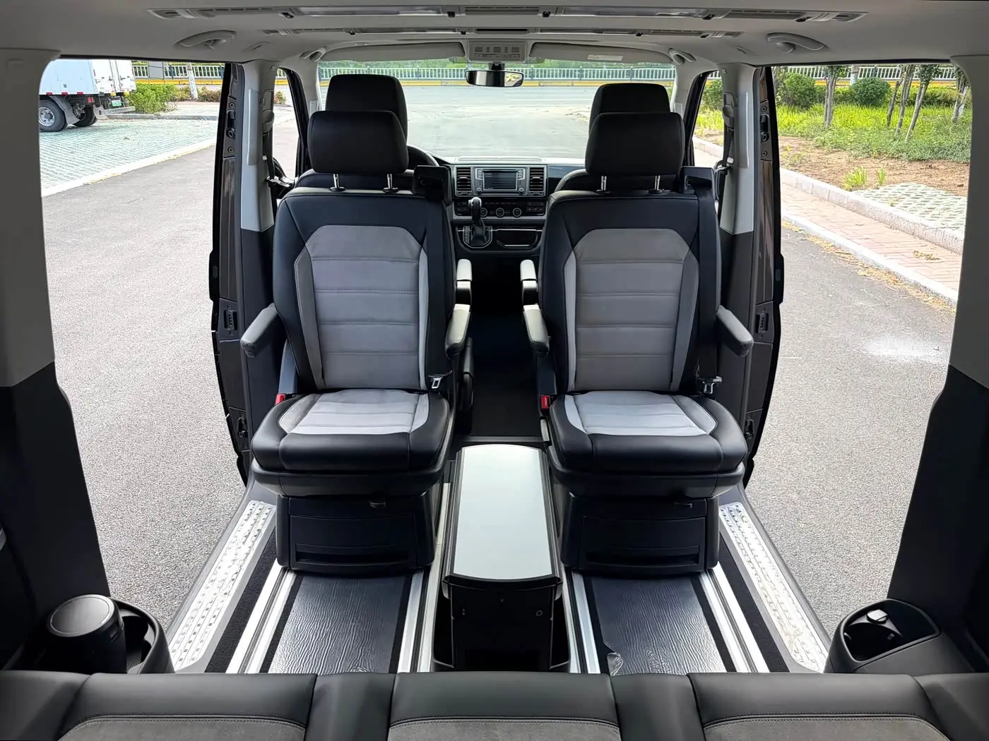 Volkswagen Multivan 2017 — Photo 15/20