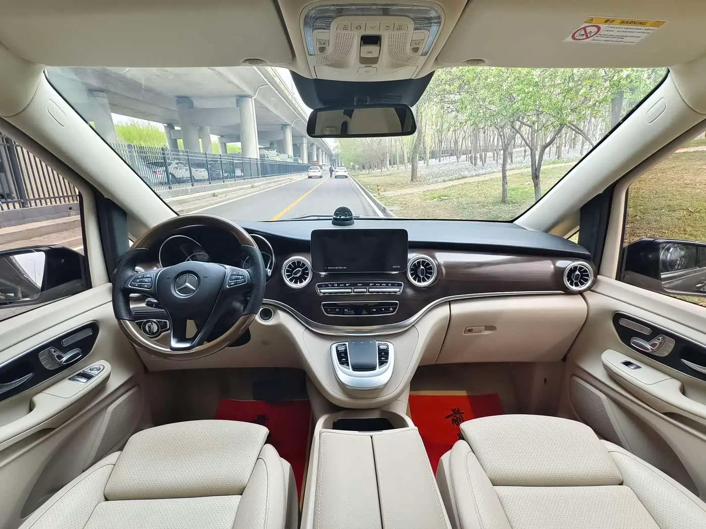 Mercedes-Benz V-Class 2023 — Photo 10/20