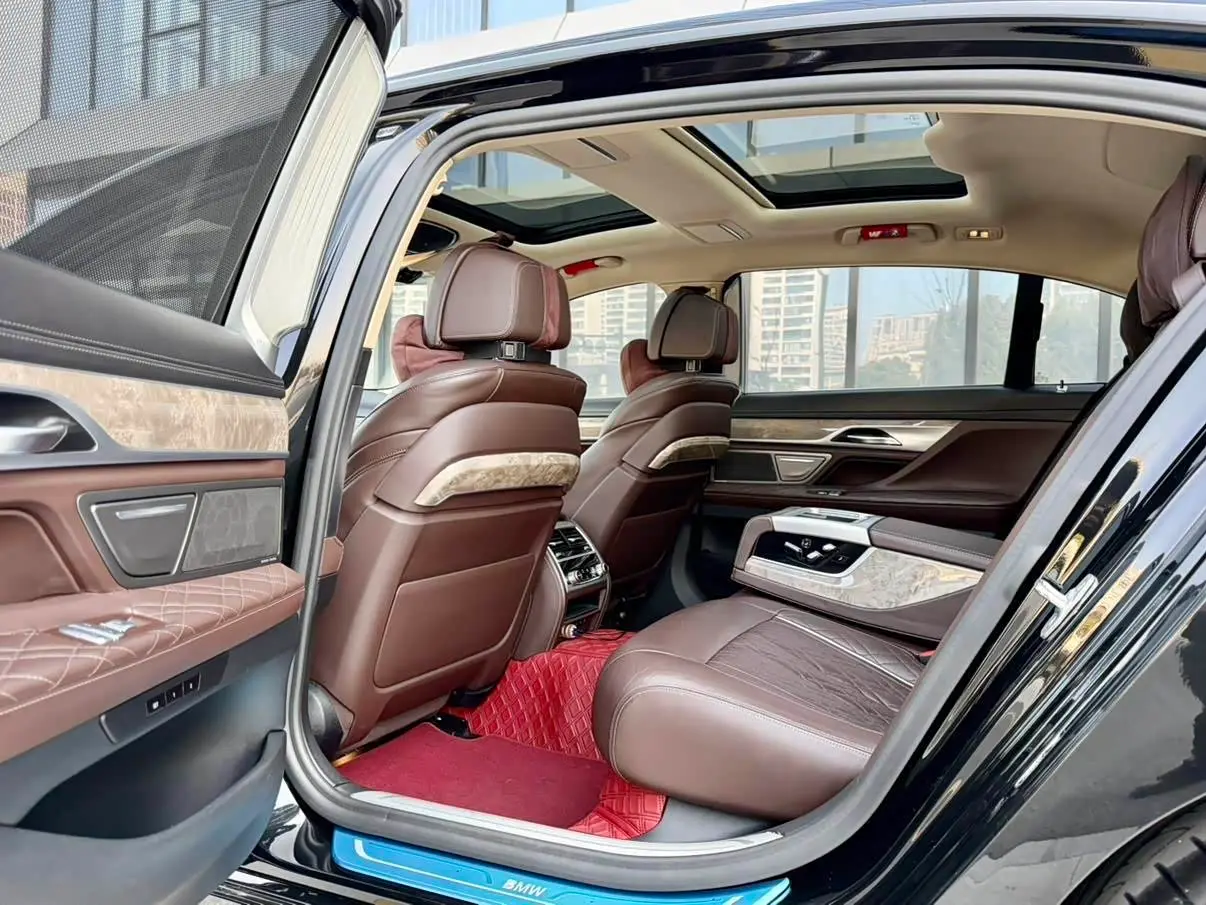 BMW 7 Series 2019 — Photo 7/13