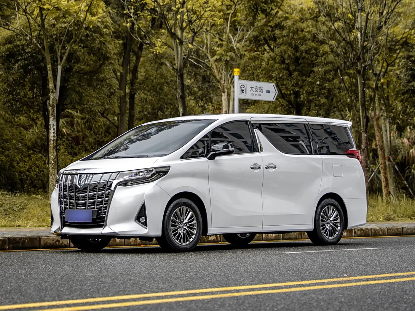 Toyota Alphard 2020 — Photo 1/20