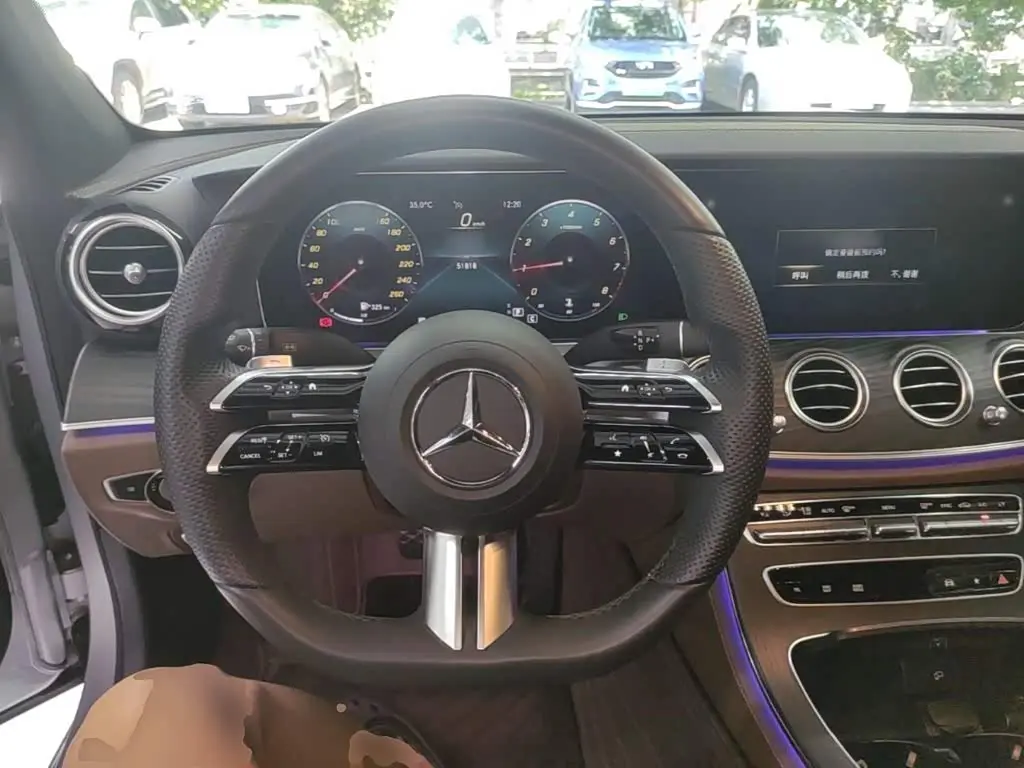 Mercedes-Benz E-Class 2022 — Photo 11/20