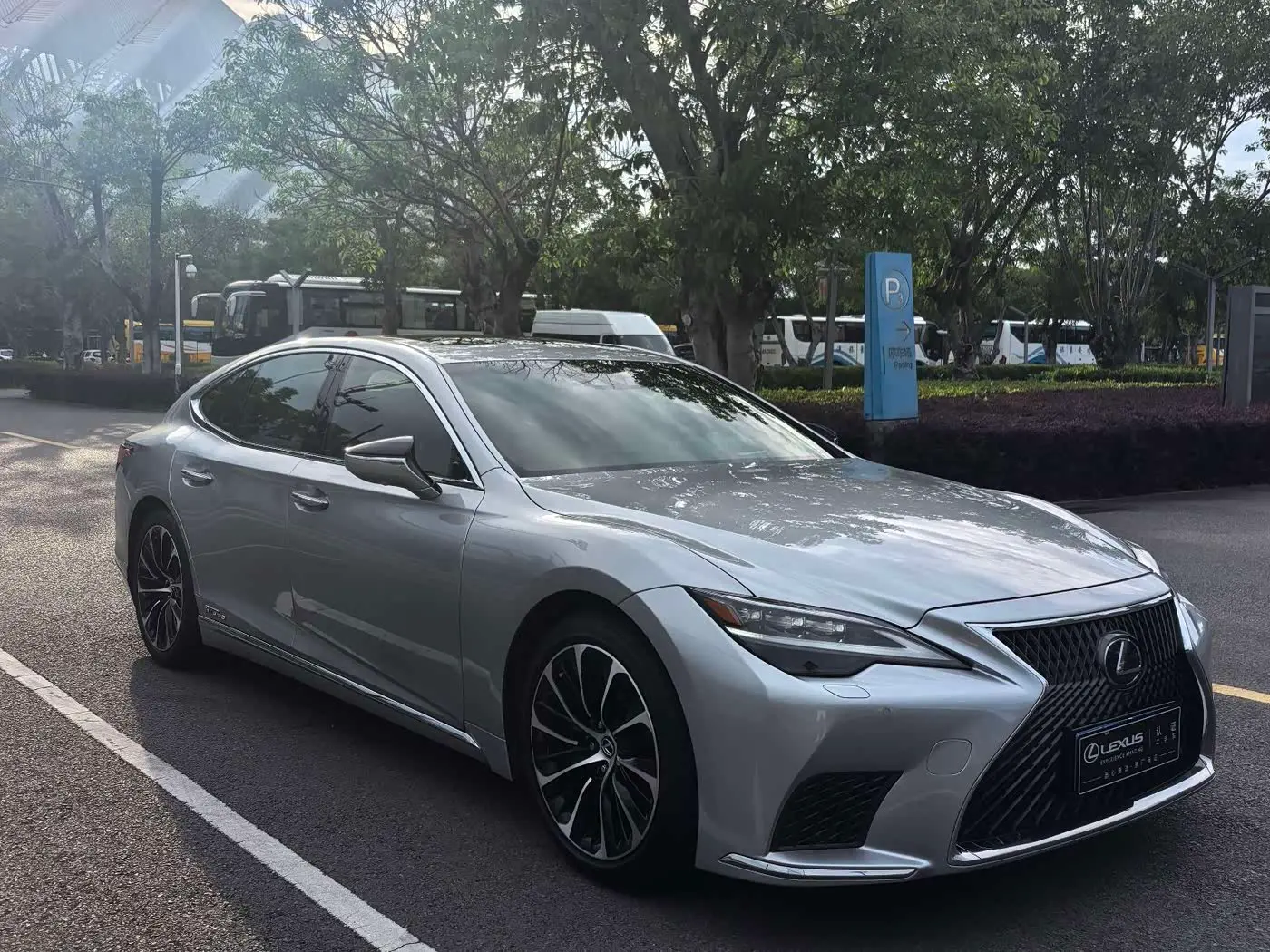 Lexus LS 2021 — Photo 7/17