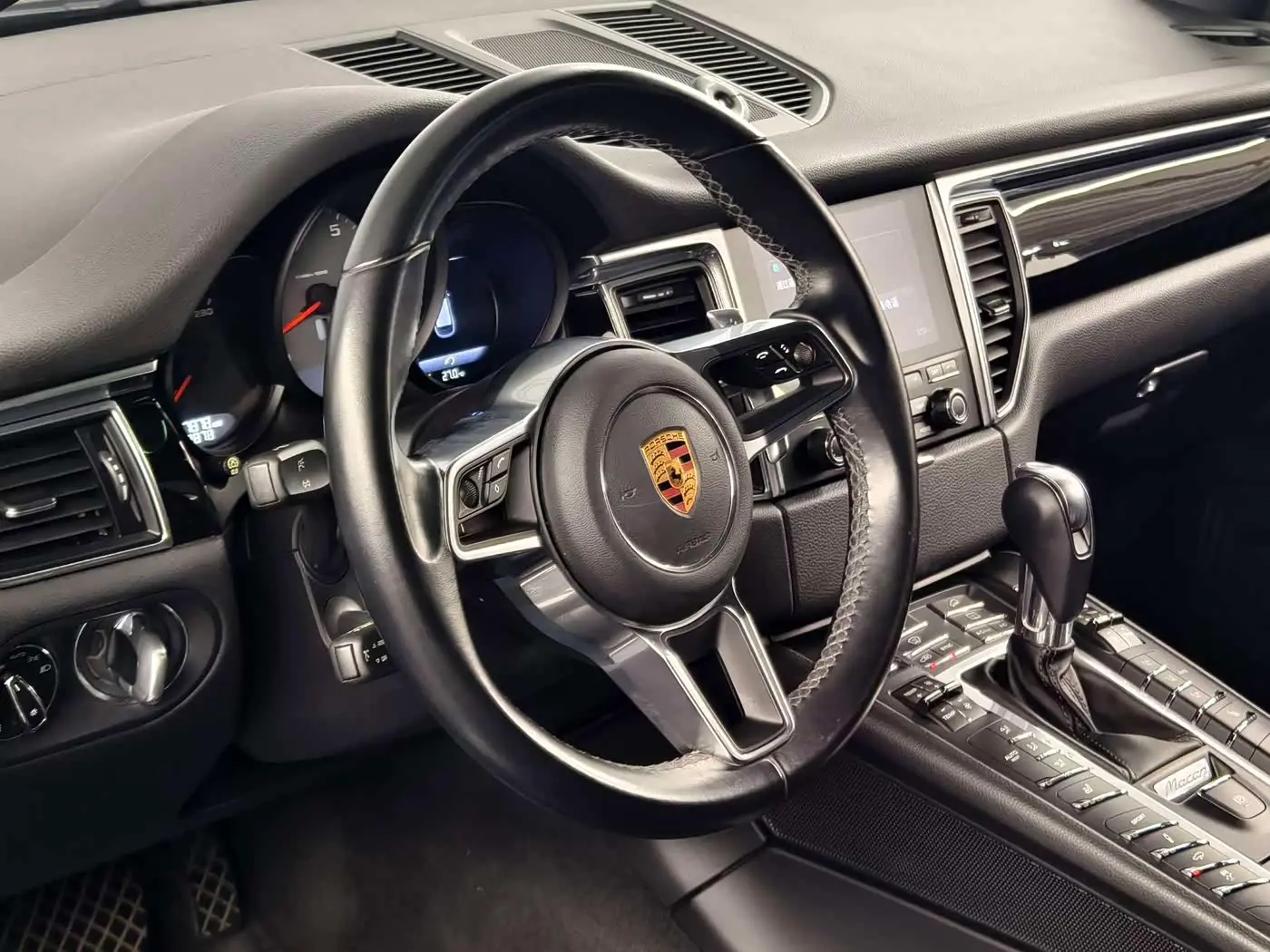 Porsche Macan 2018 — Фото 13/14