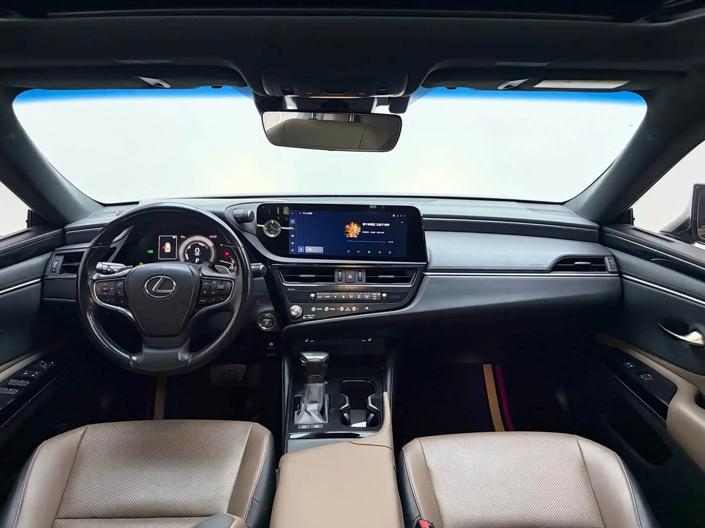 Lexus ES 2023 — Photo 13/18