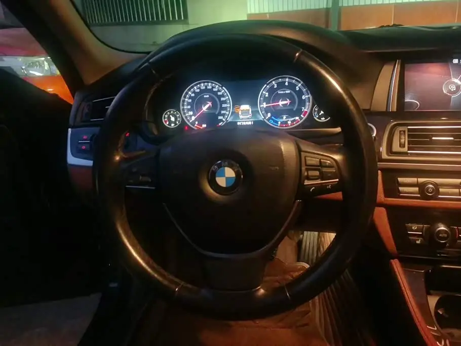 BMW 5 Series 2017 — Фото 15/16
