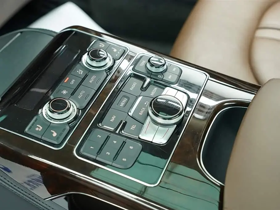 Audi A8 2014 — Photo 19/20