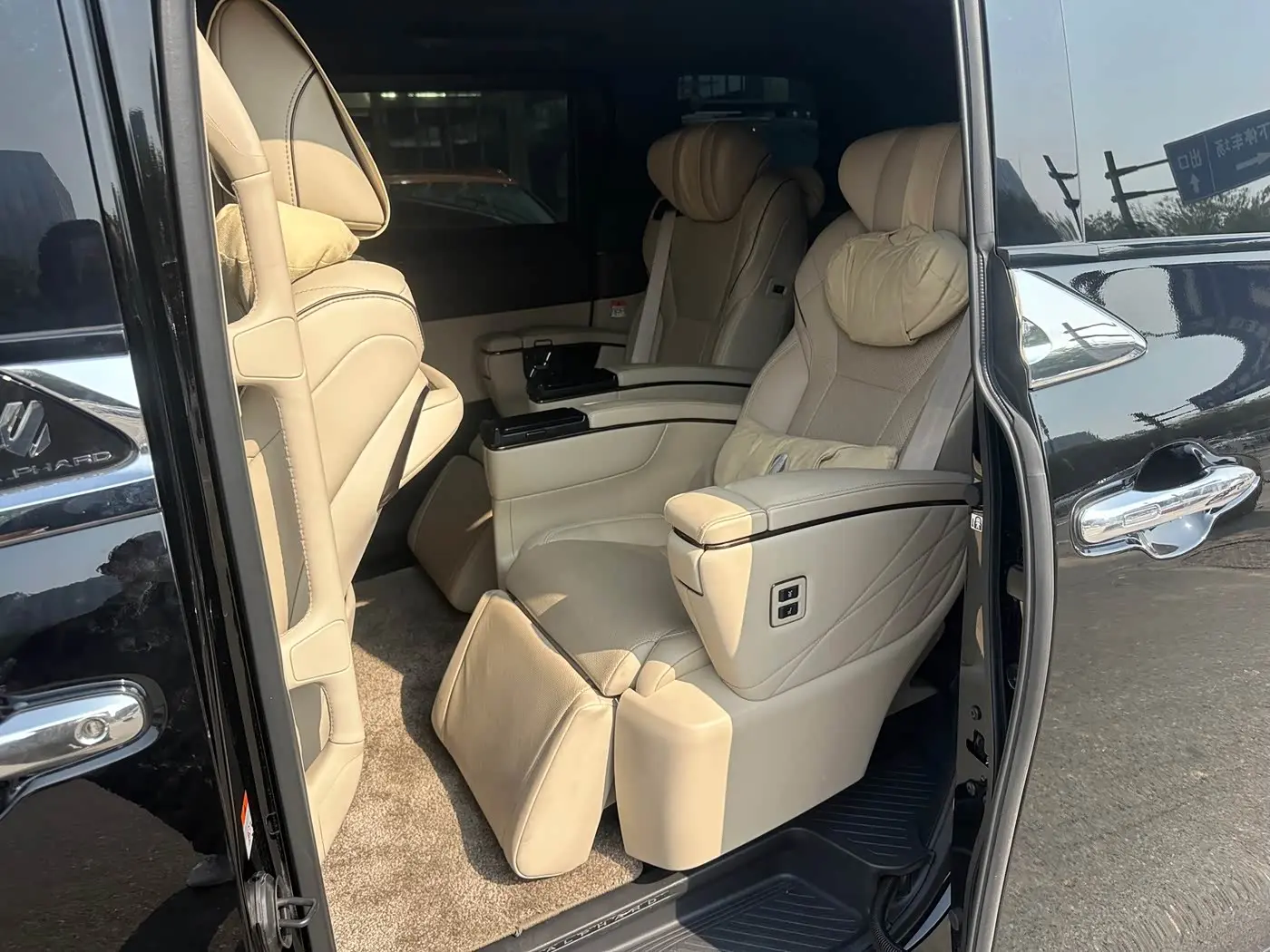 Toyota Alphard 2024 — Фото 3/4