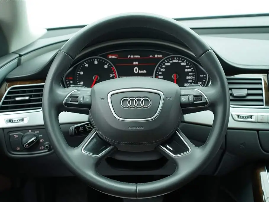 Audi A8 2014 — Photo 8/20