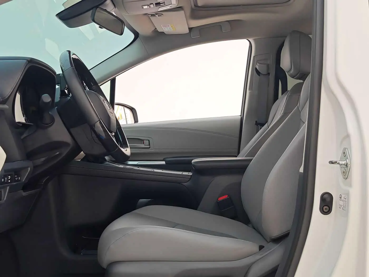 Toyota Granvia 2023 — Photo 7/20