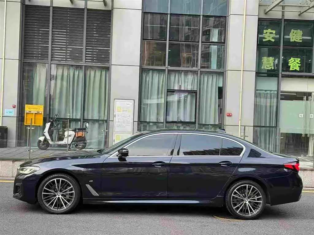 BMW 5 Series 2022 — Photo 2/10