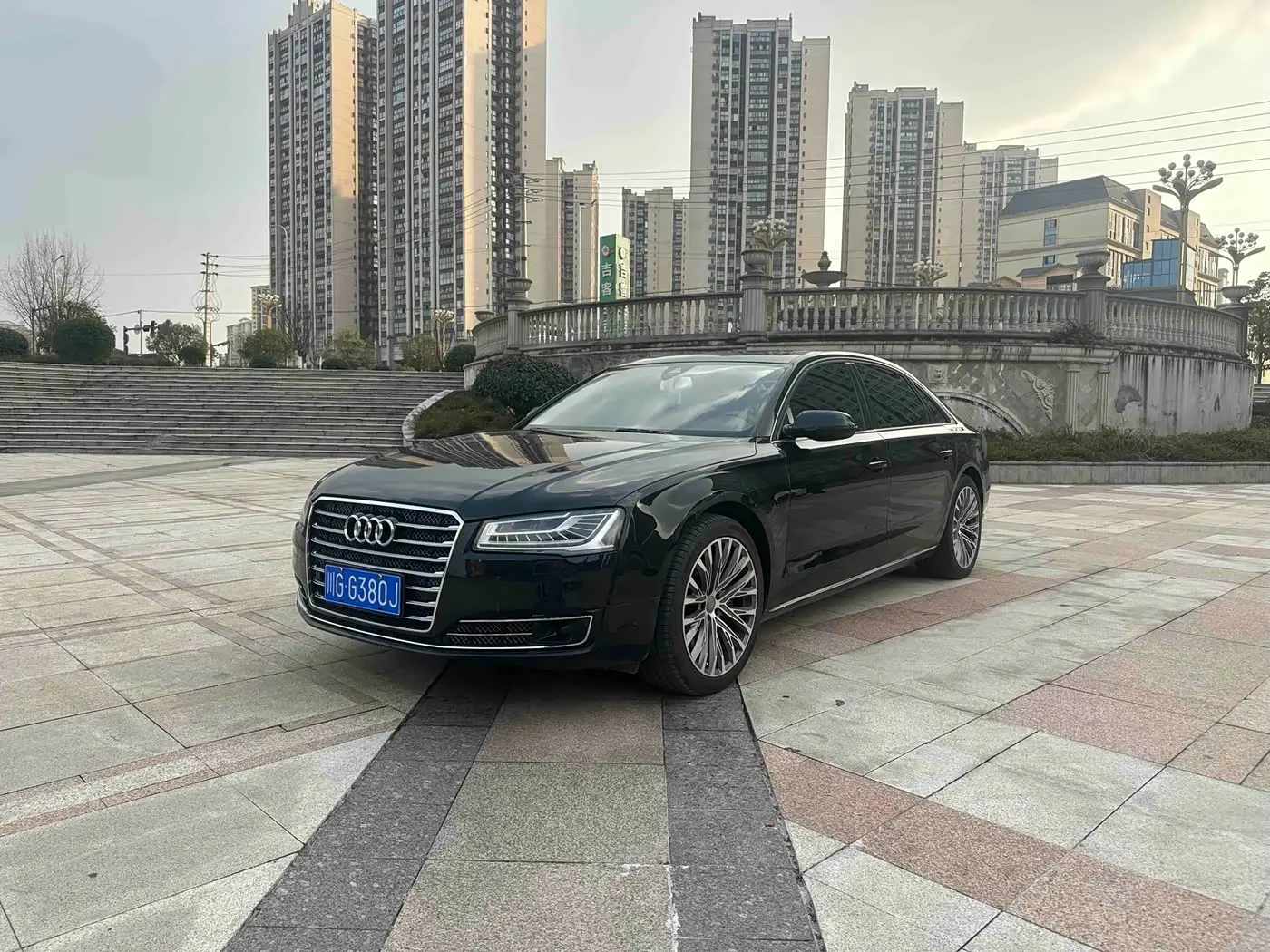 Audi A8 2012 — Şəkil 1/10