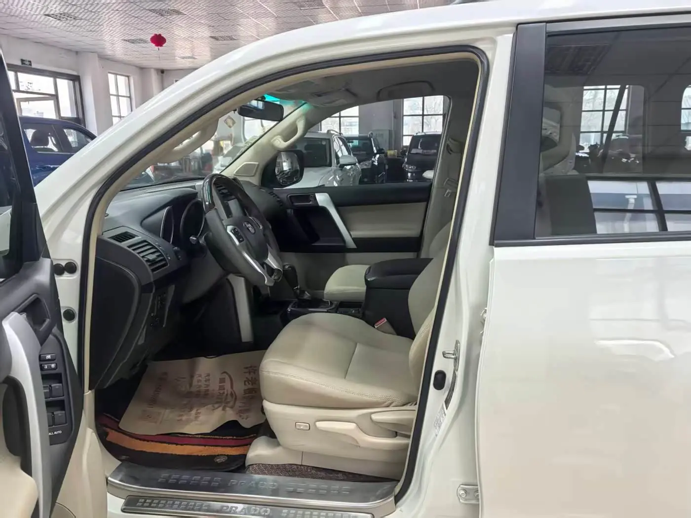 Toyota Prado 2012 — Photo 8/16