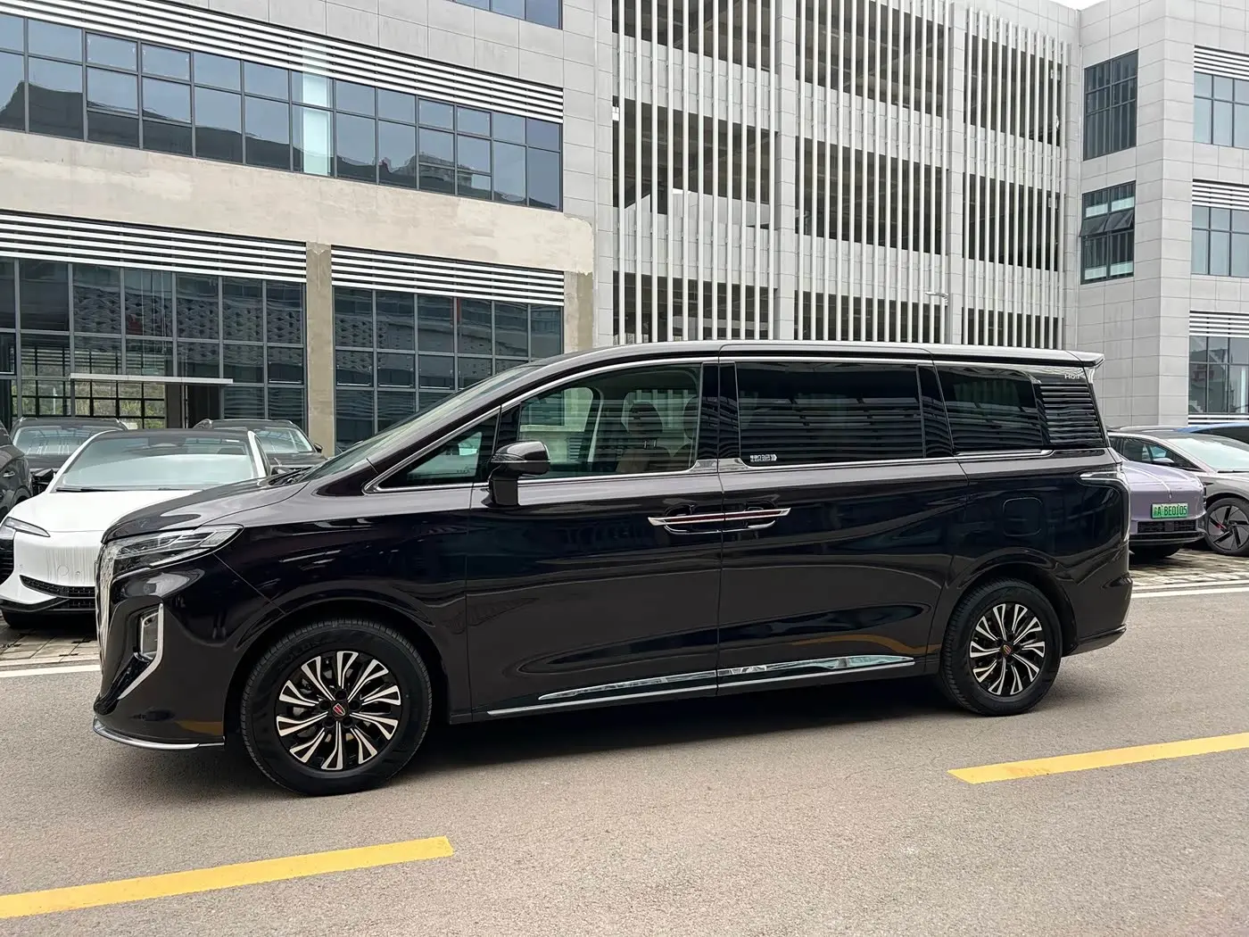 Hongqi HQ9 PHEV 2024 — Фото 13/16