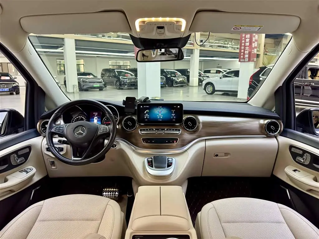 Mercedes-Benz V-Class 2021 — Photo 11/17