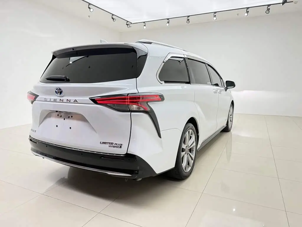 Toyota Sienna 2023 — Фото 13/17