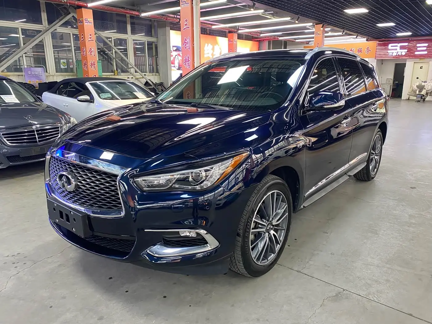 Infiniti QX60 2021 — Photo 1/20