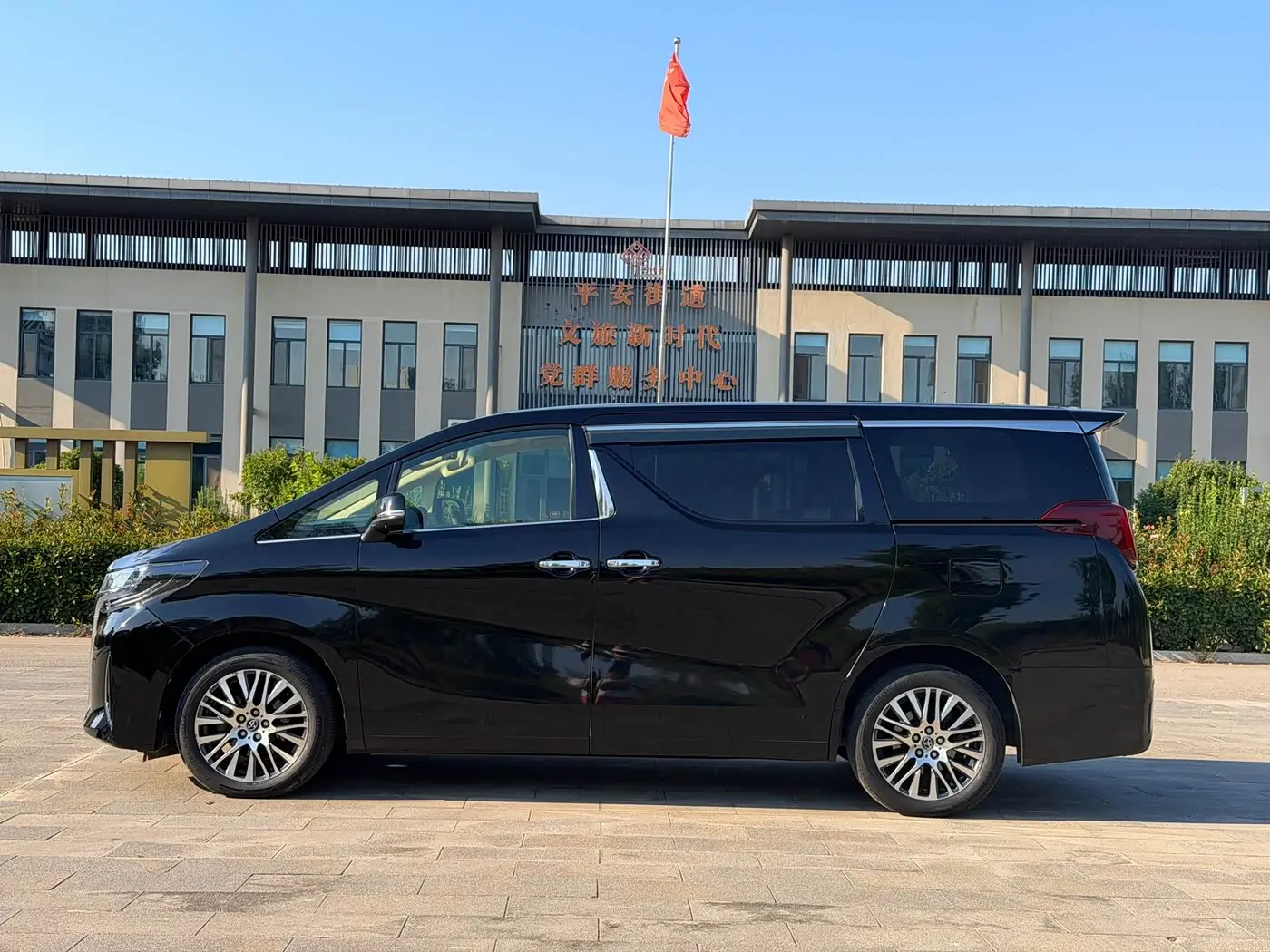 Toyota Alphard 2015 — Photo 7/15