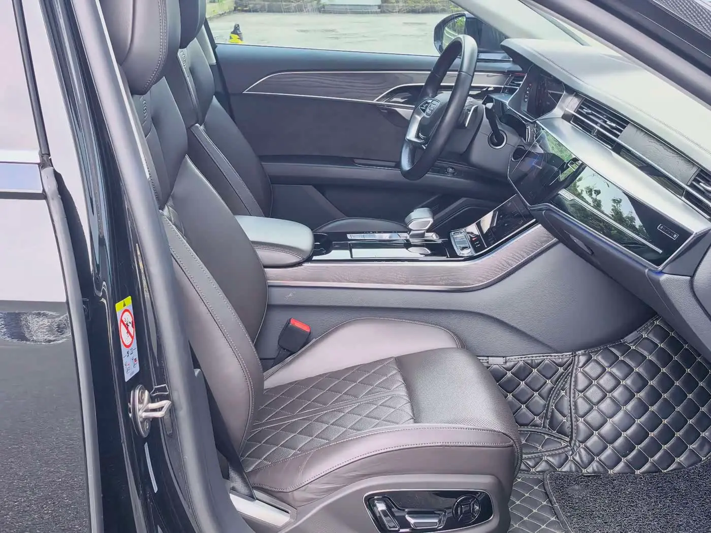 Audi A8 2022 — Photo 12/18