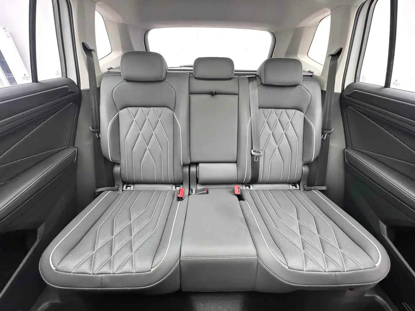 Volkswagen Tiguan L 2022 — Photo 12/18
