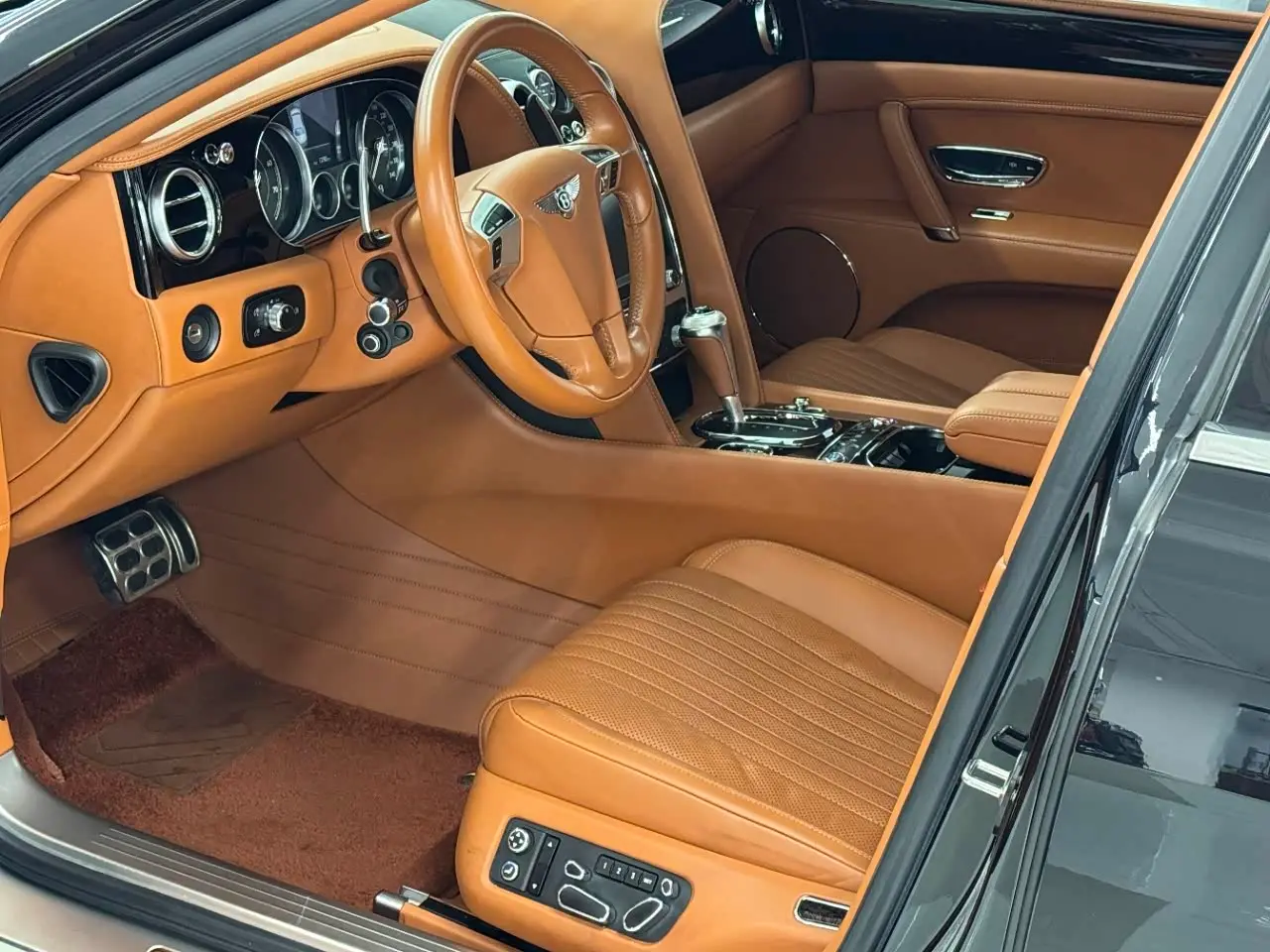 Bentley Flying Spur 2020 — Фото 4/10