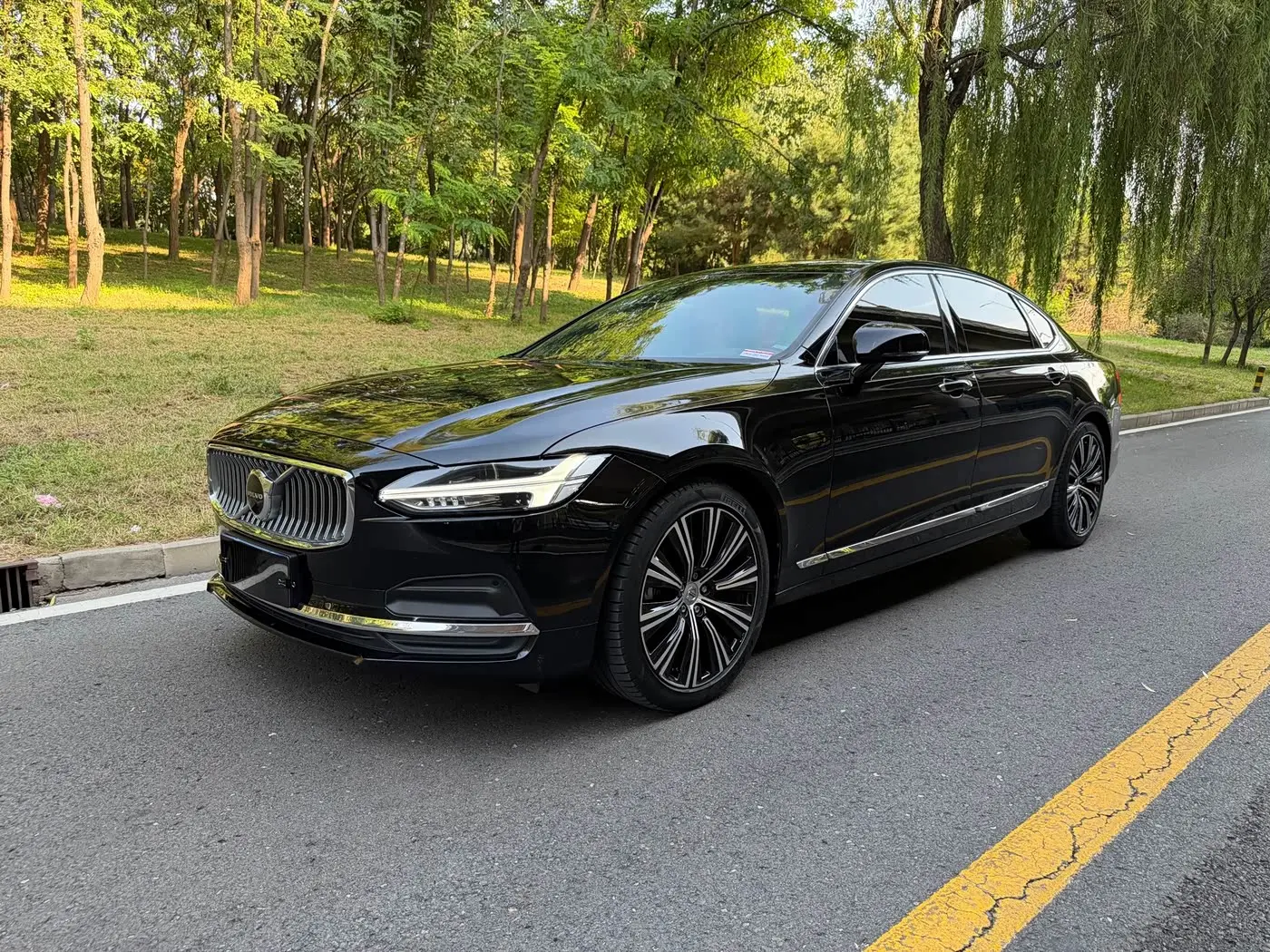 Volvo S90 2023 — Фото 1/16
