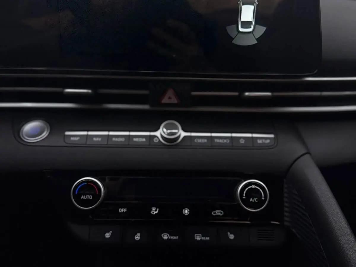 Hyundai Elantra 2023 — Photo 13/16