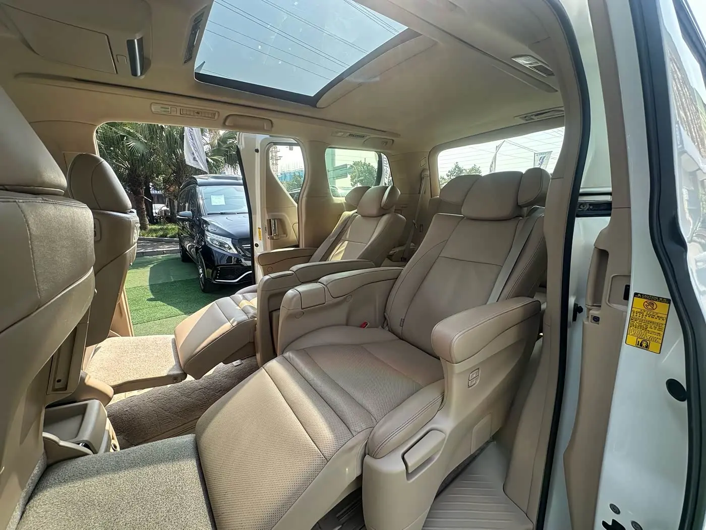 Toyota Alphard 2012 — Photo 17/20