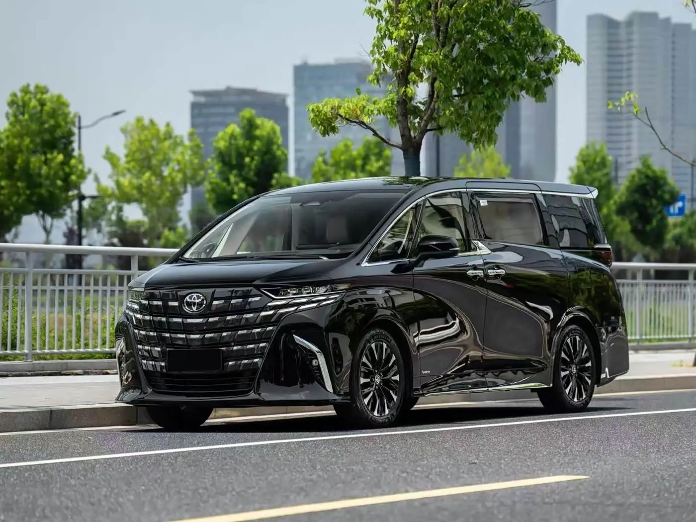 Toyota Alphard 2023 — Photo 1/12