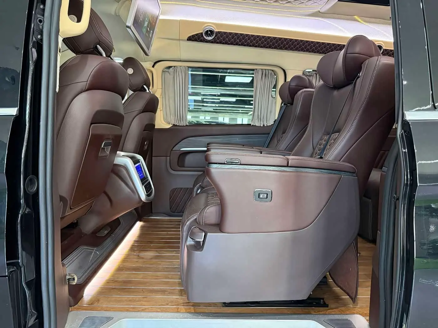 Mercedes-Benz V-Class 2020 — Photo 7/20