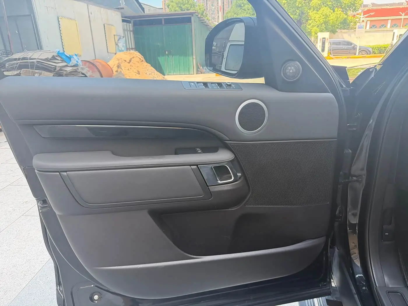 Land Rover Discovery 2018 — Photo 6/18
