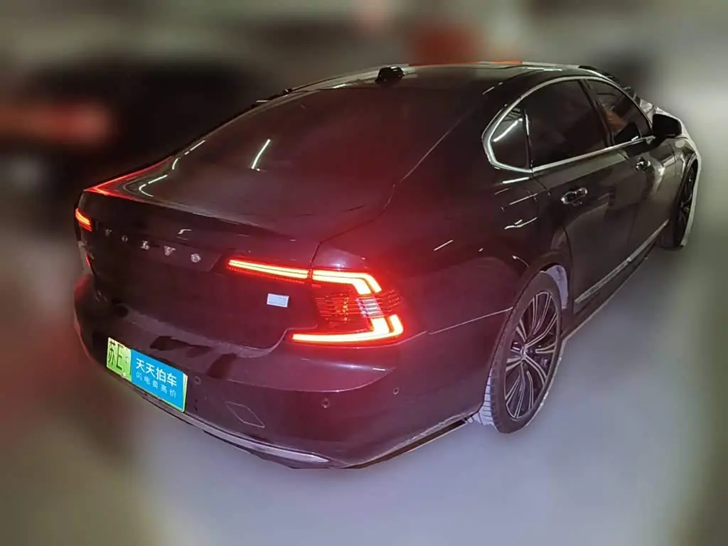 Volvo S90 Plug-in Hybrid 2023 — Фото 2/13