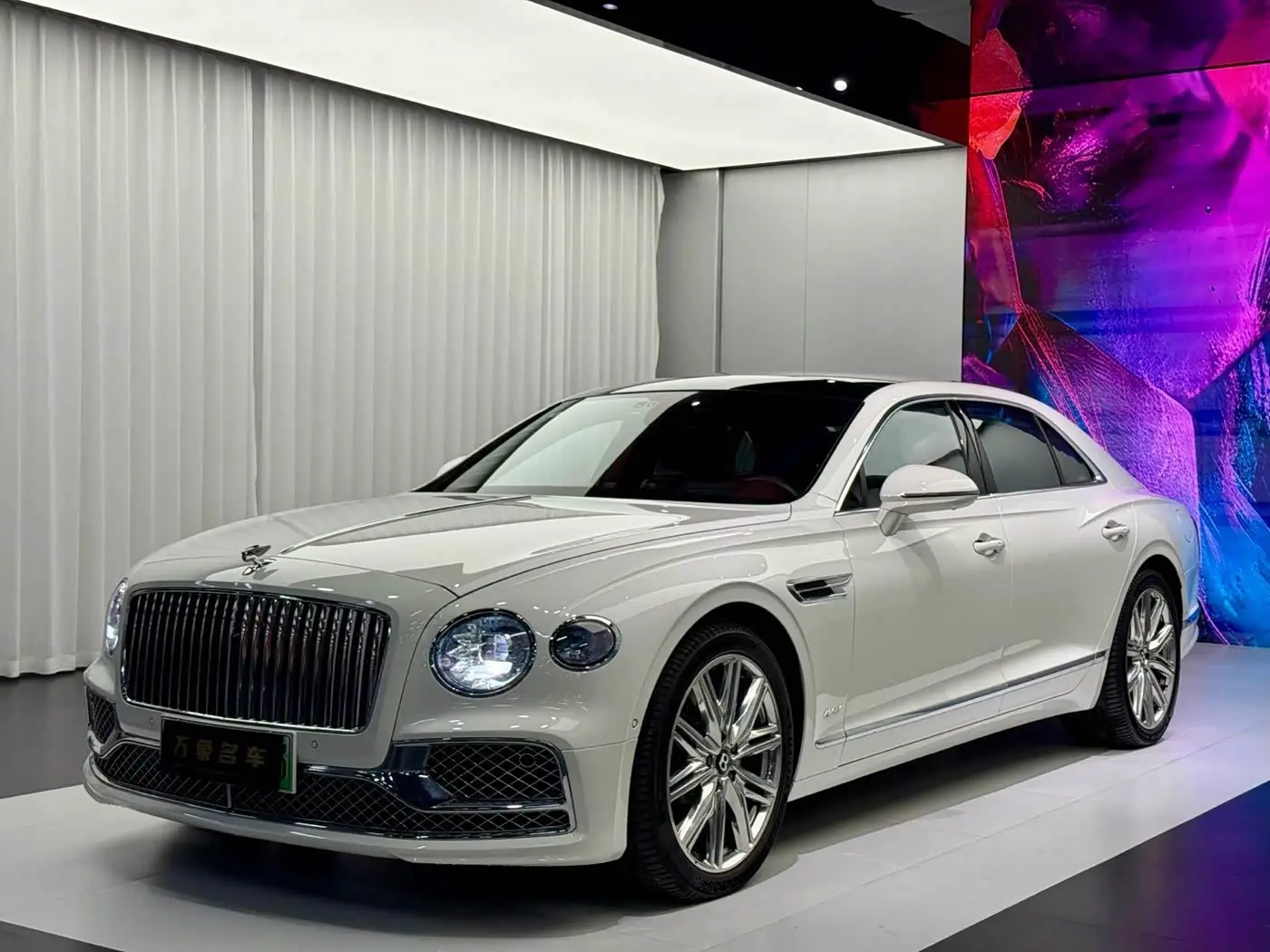 Bentley Flying Spur Plug-in Hybrid 2023 — Фото 1/20