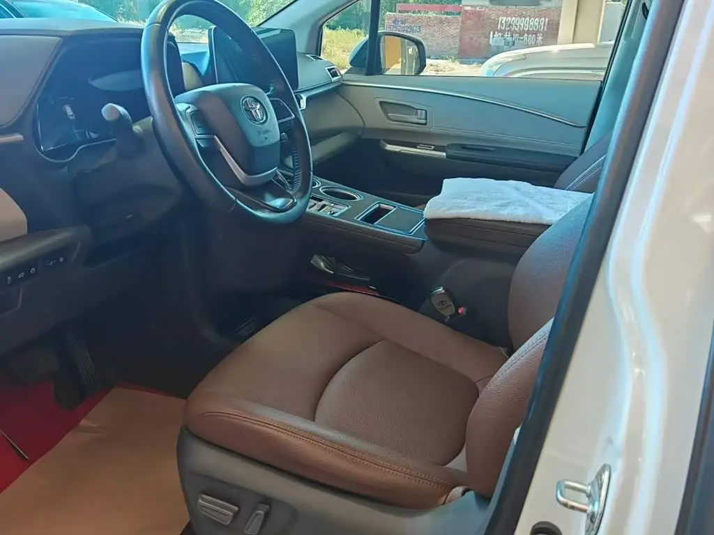 Toyota Sienna 2024 — Photo 6/8