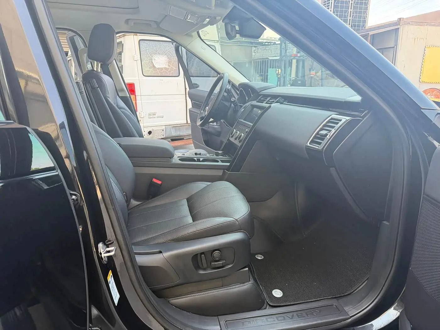 Land Rover Discovery 2018 — Photo 9/18
