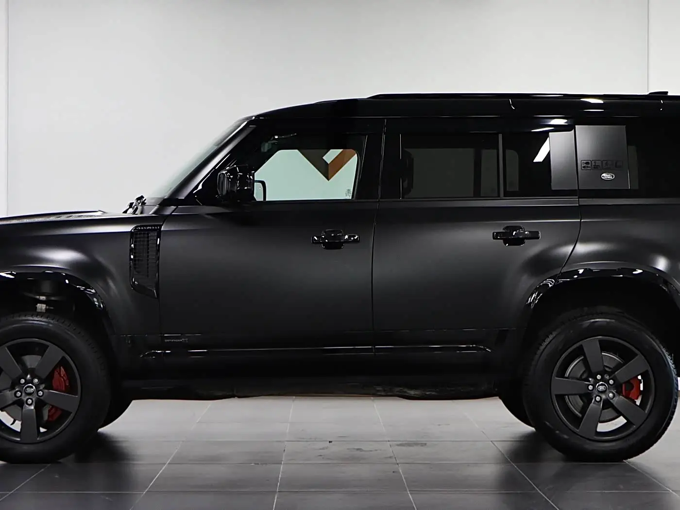 Land Rover Defender 2024 — Фото 7/20