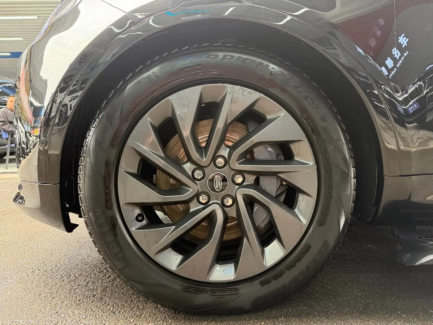 Land Rover Discovery 2023 — Photo 5/20