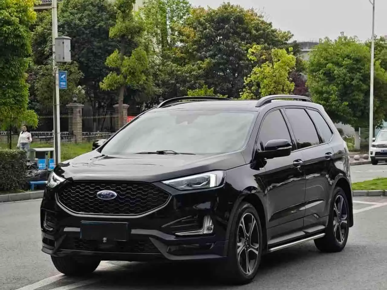 Ford Edge 2019 — Фото 1/11